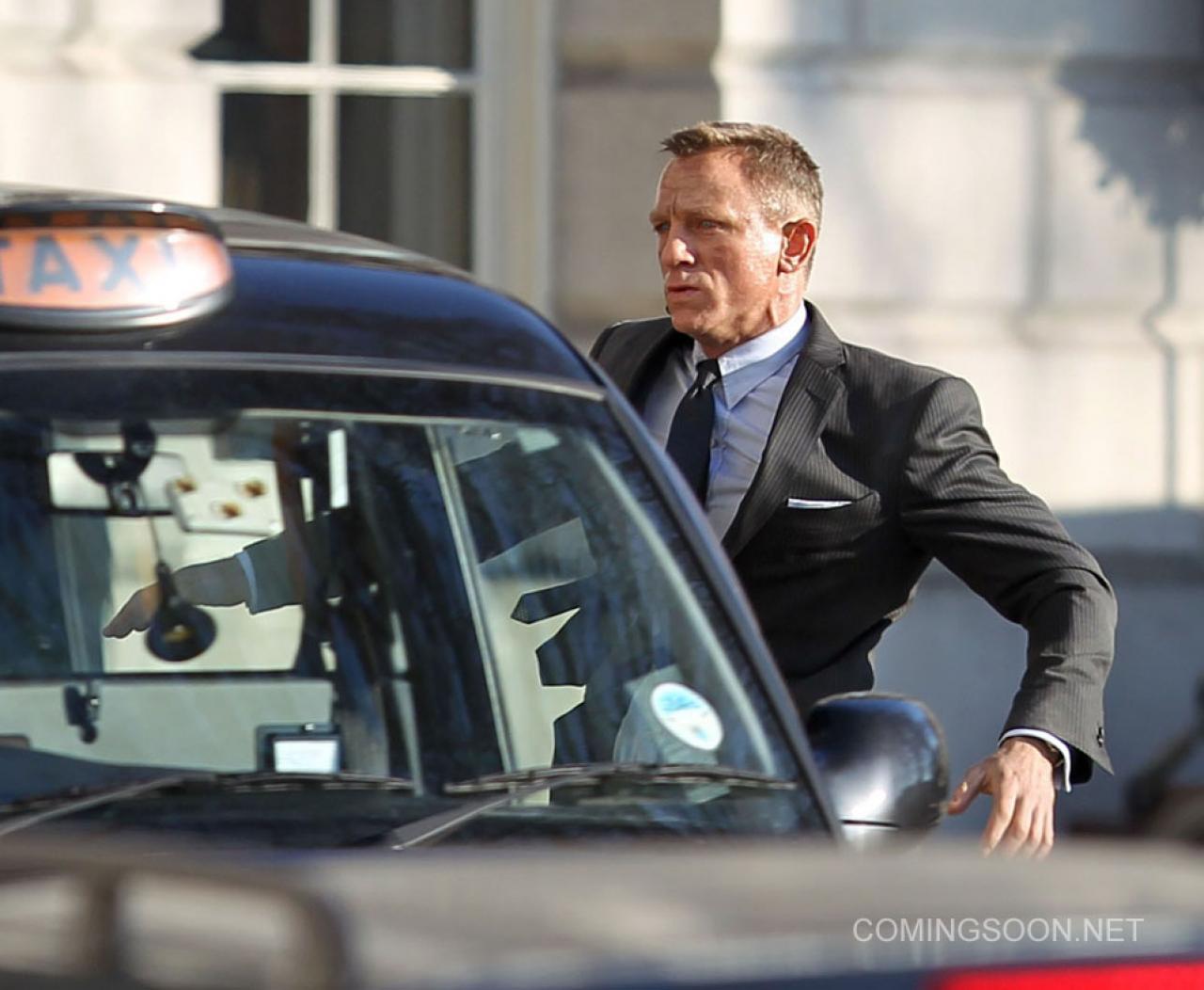 Excellent New Photos Of Daniel Craig On The Set Of Bond 23