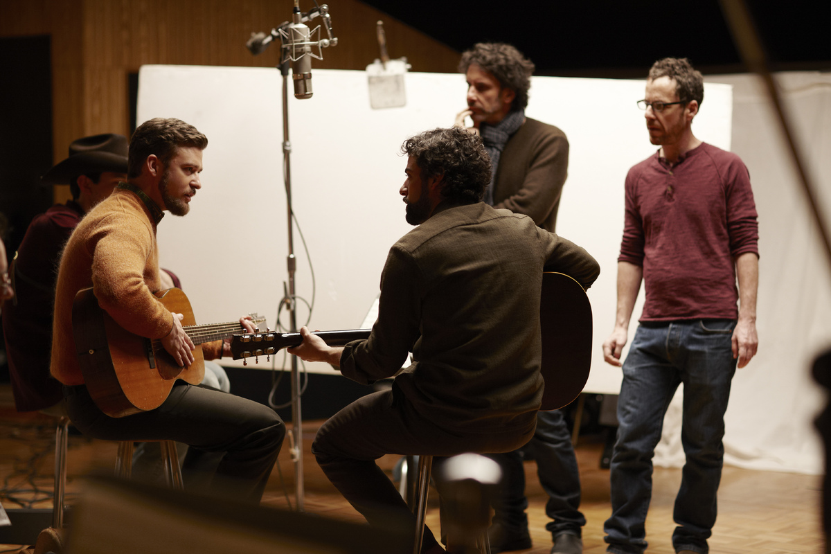 Justin-Timberlake-Oscar-Isaac-and-the-Coen-brothers-on-set-of-Inside-Llewyn-Davis