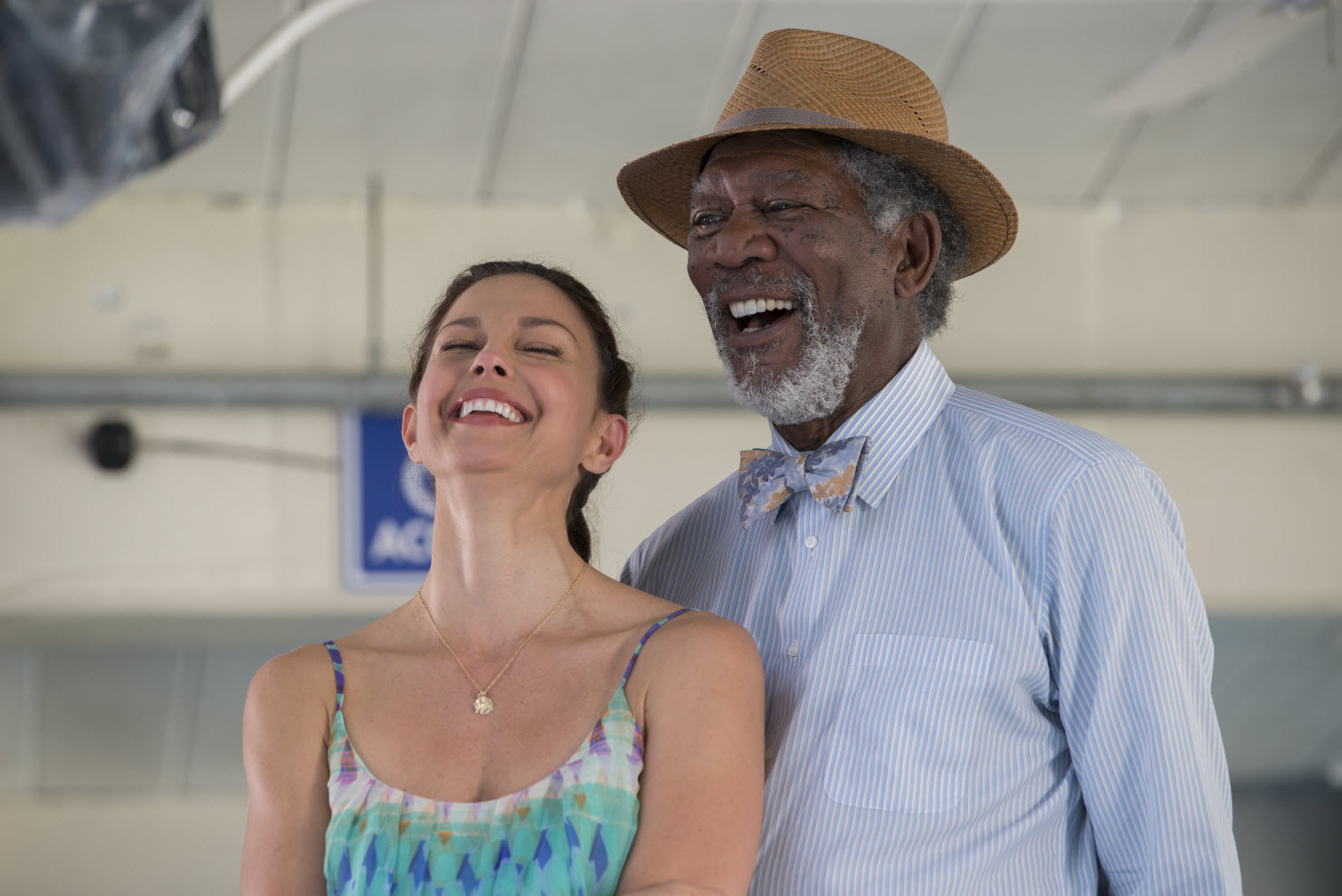 Ashely-Judd-and-Morgan-Freeman-in-Dolphin-Tale-2