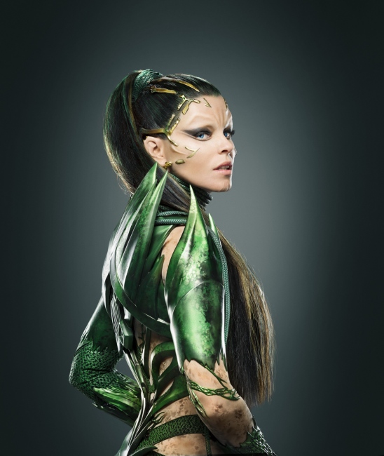 Elizabeth Banks is Rita Repulsa in images from Power Rangers movie