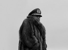 Man in a naval officer's hat and fur coat - El Conde